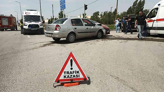 Sivas'ta otomobiller çarpıştı: 2 yaralı