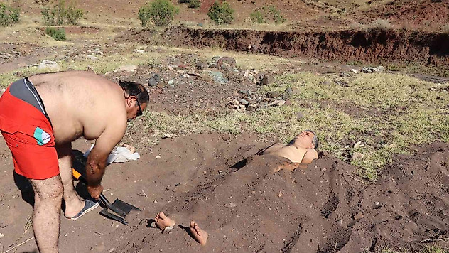 Söğütlü derenin mineralli kumlarında şifa arıyorlar