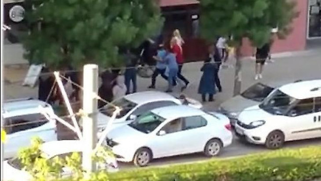 Sokak ortasındaki kavga cep telefonu kameralarına yansıdı