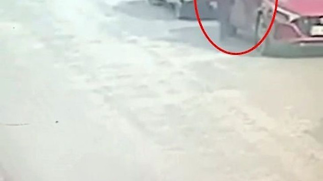 Sokaktaki otomobilleri çizen afacan çocuk, güvenlik kamerasına yakalandı