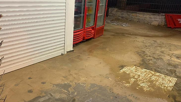 Su hattı patladı, cadde göle döndü, esnaf isyan etti