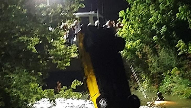 Sulama kanalına devrilen otomobilin sürücüsü boğularak can verdi