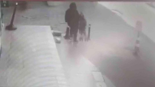 Sultanbeyli'de çaldıkları bebek arabasını satmaya çalışırken sahibine yakalandılar