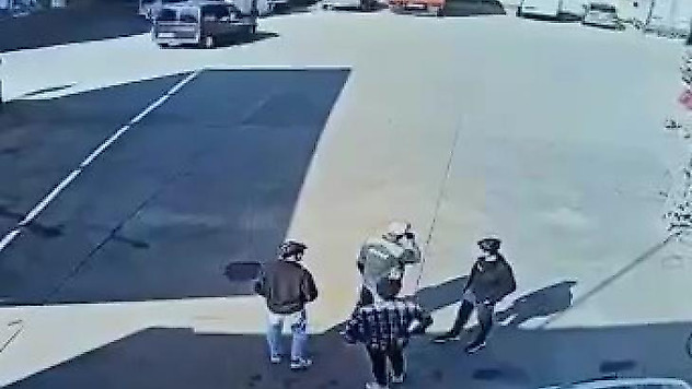 Sultanbeyli'de polisin kovaladığı otomobilin terk edildiği anlar kamerada