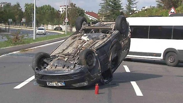 Sultanbeyli'de sürücü adaylarının arasından geçen otomobil takla attı