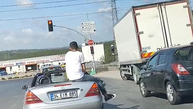 Sultanbeyli'de üstü açık otomobilde tehlikeli yolculuk kamerada