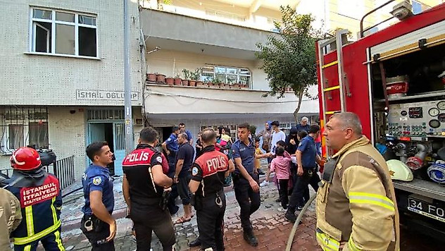 Sultangazi'de mahalleliyi korkutan yangın, mahsur kalan 6 kişiyi itfaiye kurtardı