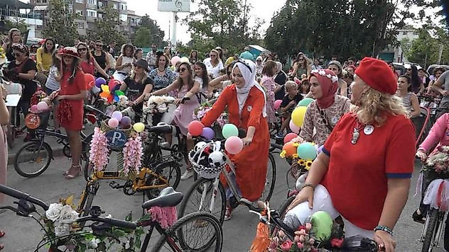 Süslü kadınlar topuklu ayakkabılarıyla pedal çevirdi