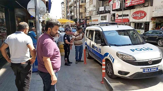 Taciz ettiği kadının yakınları tarafından darp edilen şahsı linçten polis kurtardı