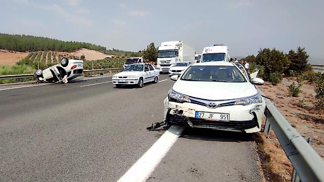TAG Otoyolunda iki otomobil çarpıştı: 5 yaralı