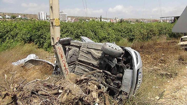 Takla atan otomobil elektrik direğine çarptı: 6 yaralı
