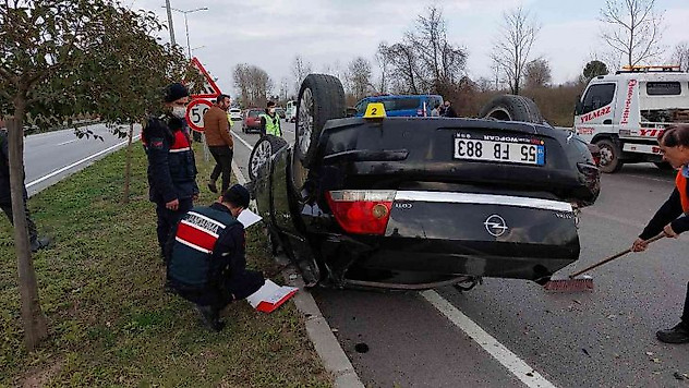 Takla atan otomobilin sürücüsü araçtan fırlayarak hayatını kaybetti