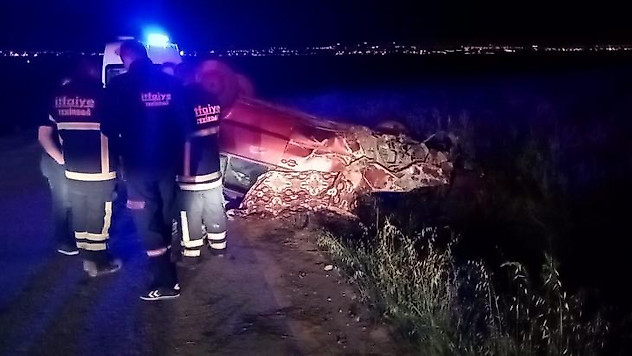Taklalar atan otomobil hurdaya döndü: 1 ölü