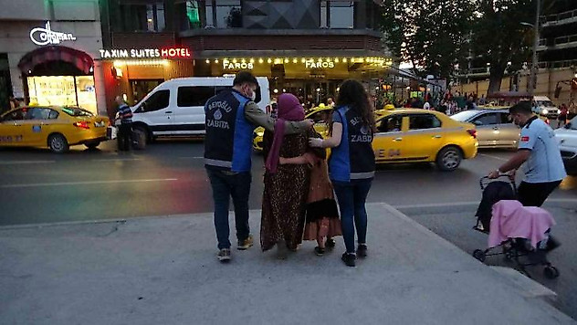 Taksim'de çocukları kullanarak dilenen kadınlar yakalandı