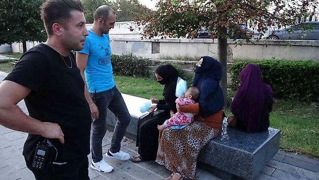 Taksim Meydanı'nda kucağında çocuklarla dilenen dilenciler kamerada