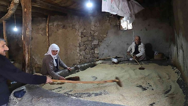 Tarihi değirmende tahin mesaisi