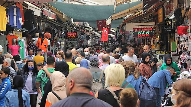 Tarihi Kemeraltı Çarşısı'nda bayram alışverişi yoğunluğu