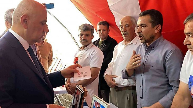 Tarım ve Orman Bakanı Vahit Kirişci Diyarbakır annelerini yalnız bırakmadı