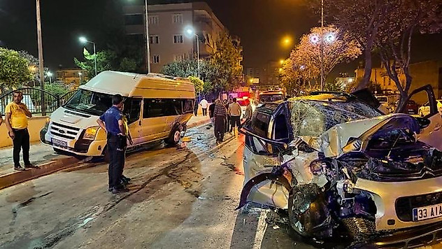 Tarsus'ta minibüsle otomobil çarpıştı: 3 yaralı