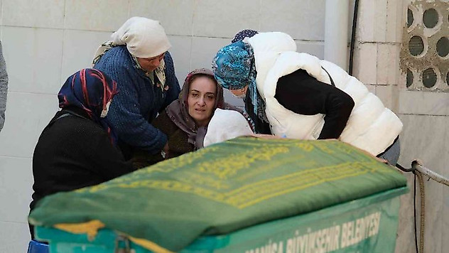 Tatil yolunda rahatsızlanarak hayatını kaybeden minik Ece toprağa verildi