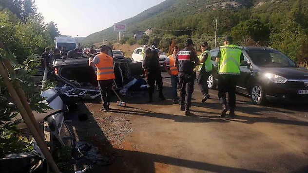 Tatil yolunda zincirleme kaza: 2 ölü, 4 yaralı