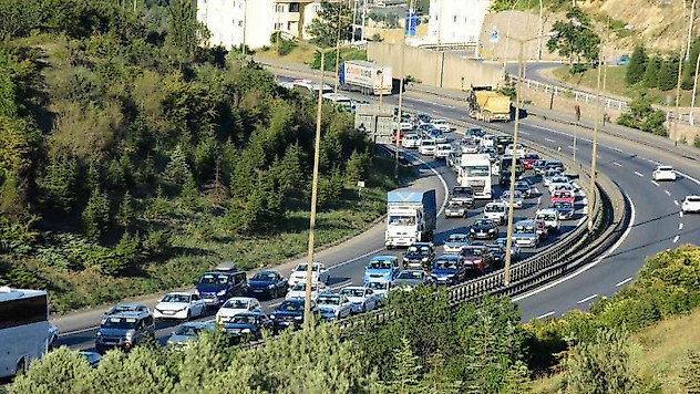 Tatilciler dönmeye başladı, İstanbul istikametinde trafik yoğunlaştı