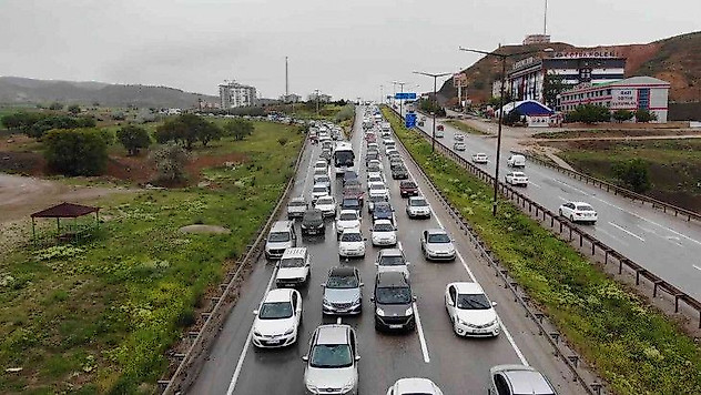 Tatilciler dönüş yoluna geçti, 43 ilin geçiş güzergahında trafik durma noktasına geldi