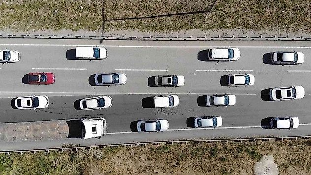Tatilcilerin dönüş yolcuğu sürüyor: 43 ilin geçiş güzergahında trafik yoğunluğu arttı