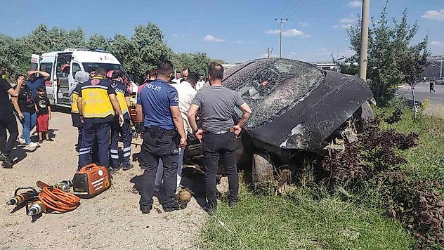 Tatilin ilk günü aşırı hız kazaya sebep oldu: 4 yaralı