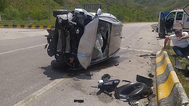 Tatvan'da otomobille kamyonet çarpıştı: 13 yaralı