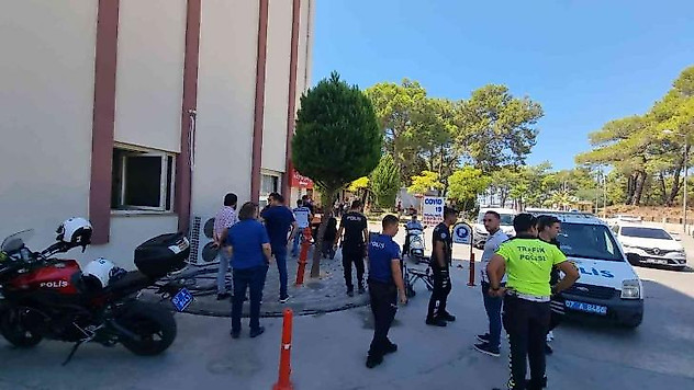 Tedavi için hastaneye gelen husumetlilerini bıçaklayan kadın tutuklandı