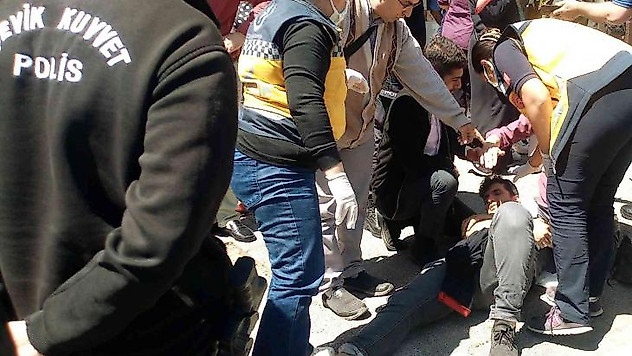 Tekirdağ'da 2 ton kuruyemiş yüklü el forklifti işçinin üzerine devrildi