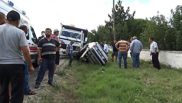 Tekirdağ'da kamyon ile otomobil çarpıştı: 4 yaralı