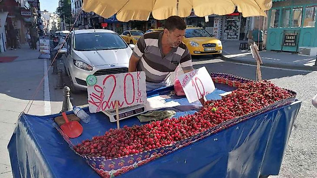 Tekirdağ'da yılın ilk kirazı 20 liradan tezgahtaki yerini aldı