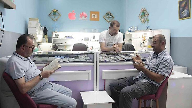Telefon tamiri için gelen müşterilerine kitap okutuyor