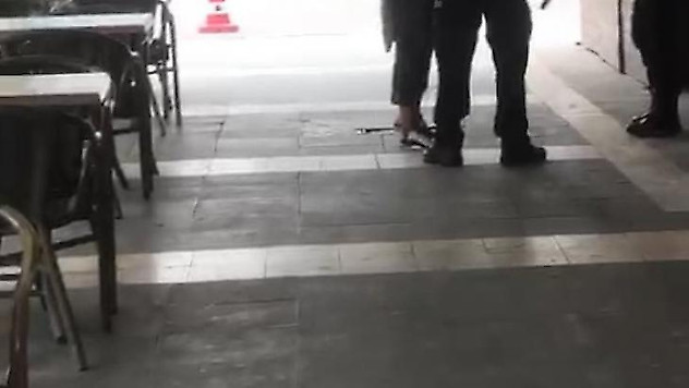 Telefonu çalındı, polisi ölümle tehdit etti