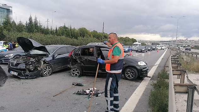 TEM'de 4 araçlı zincirleme kaza: 3 yaralı