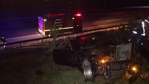 TEM'de bariyerlere çarpan otomobil hurdaya döndü: 2 yaralı