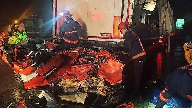 TEM'de feci kaza, tırın altına giren otomobil hurdaya döndü: 1 ölü, 2 yaralı