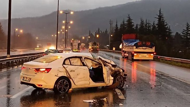 TEM'de kontrolden çıkan otomobil tırla çarpıştı: 3 yaralı