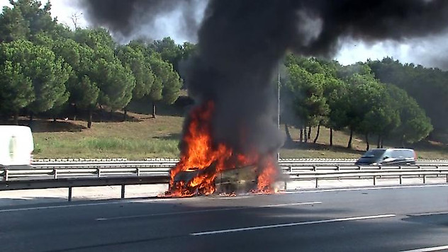 TEM'de otomobil alev topuna döndü, kadın sürücü şans eseri kurtuldu