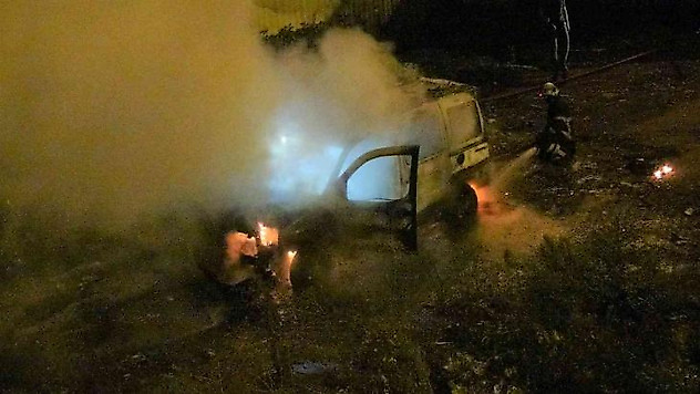 Terk edilmiş araç alev alev yandı