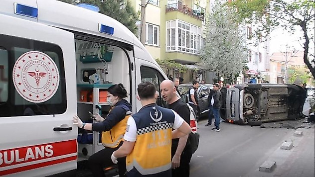 Ters yöne giren araç önce otomobile sonra ağaca çarptı: 1 yaralı