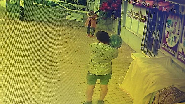 Tezgahtaki karpuzu çalmak için omuzladı, karşısındaki kadını görünce dondu kaldı