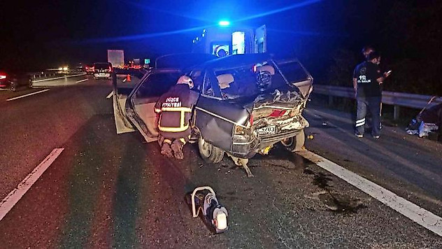 Ticari araç otomobile çarptı: 2 yaralı