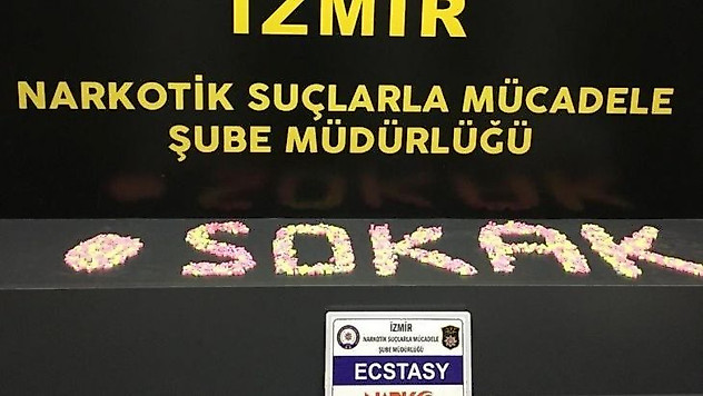 Ticari araçla uyuşturucu kuryeliği yapan 2 kadın yakalandı