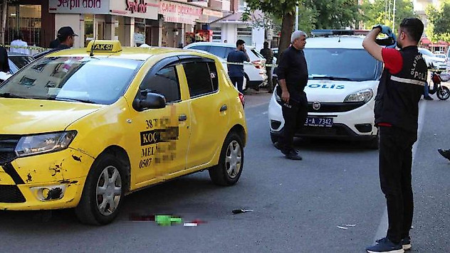 Ticari taksi sahibinin oğlu, önünü kestiği şoförü başından vurarak öldürdü