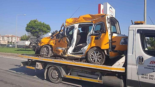 Ticari taksinin tırla çarpıştığı kazada şoför ve yolcu hayatını kaybetti