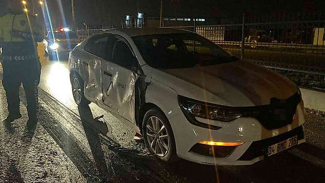 TIR, otomobilleri biçti: 3 yaralı