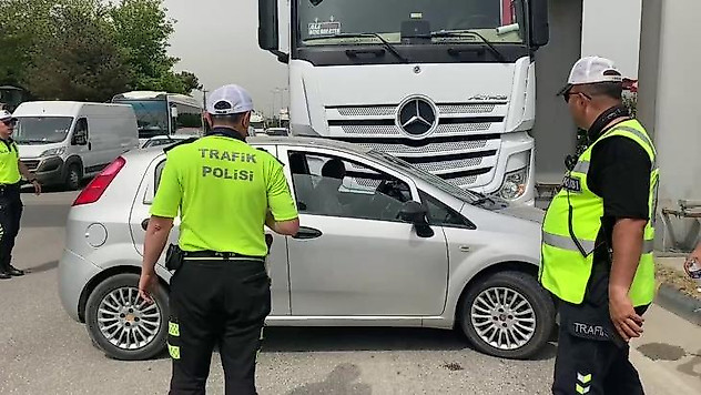 Tır sürücüsü fark etmediği otomobili metrelerce sürükledi